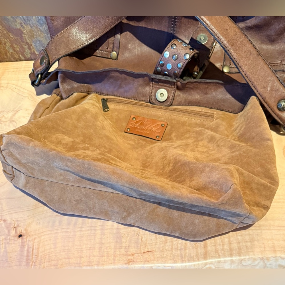 Patricia Nash Cobblestone Urbino shoulderbag. Studded strap closure, distressed - Picture 15 of 16